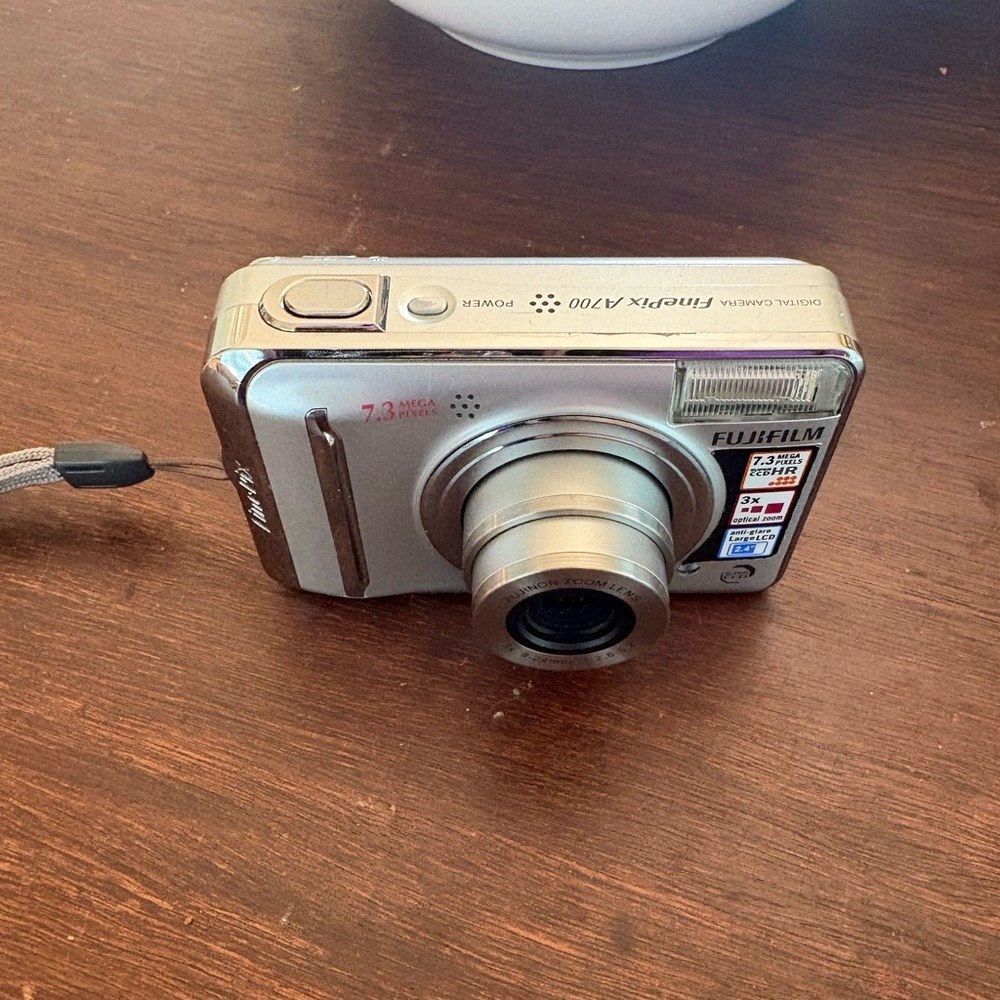 Fujifilm Finepix A700 Series 7.3MP Silver Compact Digital Camera w/ Wrist Strap - Picture 9 of 11